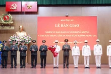 Thứ trưởng Phạm Thế Tùng tặng hoa chúc mừng đại diện lãnh đạo Trung tâm An ninh hàng không quốc gia.