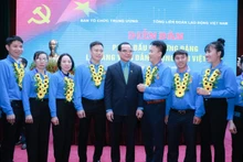 Chủ tịch Tổng Liên đoàn Lao động Việt Nam Nguyễn Đình Khang và các đại biểu công nhân lao động là đảng viên ưu tú dự diễn đàn.