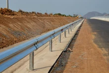 Hơn 20km hộ lan tôn sóng được lắp đặt trên cao tốc đoạn Vĩnh Hảo-Phan Thiết.