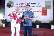 Đại tá, nhà văn Nguyễn Bình Phương, Phó Chủ tịch Hội Nhà văn Việt Nam, Tổng Biên tập Tạp chí Văn nghệ Quân đội tặng hoa chúc mừng tác giả tập hồi ký Anh hùng Lực lượng vũ trang nhân dân Hồ Đắc Thạnh.