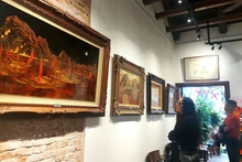Công chúng thưởng thức vẻ đẹp của những tác phẩm nổi tiếng.