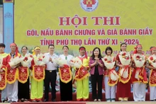 Ban Tổ chức trao cờ lưu niệm cho các đội tham gia hội thi.