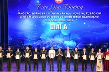 Ban tổ chức trao tặng giải thưởng cho các tác giả, nhóm tác giả đạt giải A.