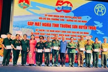Ban Tổ chức tặng quà "Nghĩa tình Trường Sơn" cho các hội viên.