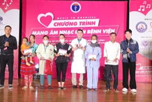 Ban tổ chức trao quà cho 5 bệnh nhân có hoàn cảnh đặc biệt khó khăn đang điều trị tại Bệnh viện K.
