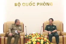 Đại tướng Phan Văn Giang, Bộ trưởng Quốc phòng tiếp Trung tướng Víctor Leonardo Rojo Ramos, Chủ nhiệm Chính trị các Lực lượng vũ trang cách mạng Cuba. (Ảnh: TTXVN)