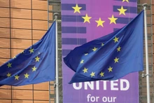 Lá cờ của Liên minh châu Âu tung bay bên ngoài Tòa nhà Berlaymont - Trụ sở của Ủy ban châu Âu, tại Brussels, Bỉ. (Ảnh: Tân Hoa xã)