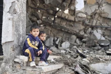 Hai em nhỏ bên một tòa nhà đổ nát ở Gaza. (Ảnh: Tân Hoa xã)