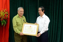 Bộ trưởng Nguyễn Kim Sơn tặng Bằng khen cho ông Nguyễn Huy Kỳ. 