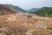 Bãi thải Mỏ sắt Tiến Bộ đã chứa khoảng 4 triệu m3 đất đá, mỗi tháng có thêm 30 nghìn m3 đất đá thải chất thêm.
