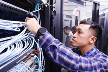 Nhân viên Trung tâm Công nghệ thông tin (Sở Thông tin và Truyền thông) kiểm tra, bảo dưỡng hệ thống mạng chuyên dùng cho hoạt động của các hệ thống dịch vụ công trực tuyến trên địa bàn tỉnh.