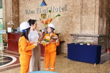 Cán bộ Công ty Điện lực Thái Nguyên đến các khách hàng lớn để vận động sử dụng điện tiết kiệm, hiệu quả.