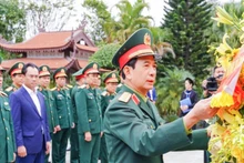 Đại tướng Phan Văn Giang dâng hoa tưởng niệm Chủ tịch Hồ Chí Minh.