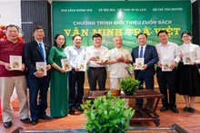 Tác giả cuốn sách “Văn minh trà Việt” Trịnh Quang Dũng tặng sách tại buổi giới thiệu.