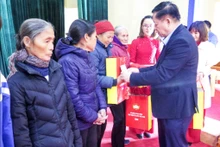 Đồng chí Nguyễn Trọng Nghĩa tặng quà hộ nghèo trên địa bàn huyện Phú Bình, tỉnh Thái Nguyên.