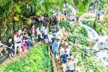 Có những thời điểm suối Mỏ Gà thu hút đông du khách.