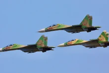 Biên đội 3 tiêm kích Su-30MK2 tập luyện với các bài bắn bẫy nhiệt trên bầu trời như trong thực chiến, tách đội hình và các kỹ thuật phức tạp nhào lộn trên không.
