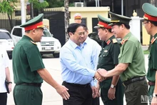 Thủ tướng Phạm Minh Chính với các đồng chí trong Ban Quản lý Lăng Chủ tịch Hồ Chí Minh.