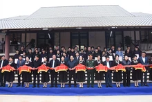 Thủ tướng Phạm Minh Chính và các đồng chí lãnh đạo thực hiện nghi thức cắt băng khánh thành dự án tái thiết 3 khu dân cư. (Ảnh: TRẦN HẢI)