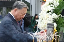 Tổng Bí thư Tô Lâm dâng hương tưởng niệm các Anh hùng liệt sĩ Thanh niên xung phong tại Khu Di tích Ngã ba Đồng Lộc. (Ảnh: Thống Nhất/TTXVN)