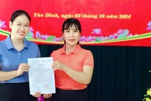 Lễ kết nạp đảng viên mới ở Chi bộ Trường tiểu học Tân Dĩnh.