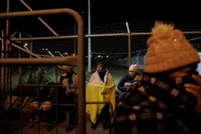 Người thân của các tù nhân chờ đợi tin tức từ bên ngoài nhà tù Latacunga, Ecuador. (Ảnh: Reuters)