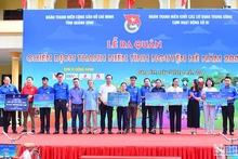 Đại diện lãnh đạo các đơn vị thuộc Cụm hoạt động số III - Đoàn khối Các cơ quan Trung ương và các nhà tài trợ trao biển tượng trưng hỗ trợ các hoạt động an sinh xã hội vì cuộc sống cộng đồng tại xã Quảng Tiến.