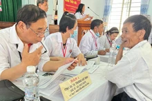 GS Trương Việt Bình thăm khám cho bà con xã Tơ Tung, huyện Kbang. Ảnh: Hữu Phúc