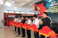 Cắt băng khai mạc triển lãm chuyên đề “Từ Ngọ Môn đến Ba Đình lịch sử”.