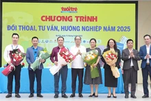 Nhà báo Nguyễn Mạnh Hưng, Tổng Biên tập báo Tuổi trẻ Thủ đô tặng hoa các diễn giả, chuyên gia tham gia chương trình.