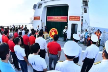 [Ảnh] Xúc động lễ tưởng niệm 64 liệt sĩ hy sinh vì sự nghiệp bảo vệ chủ quyền biển đảo