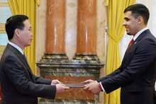 Chủ tịch nước Võ Văn Thưởng tiếp nhận Quốc thư của Đại sứ Venezuela Juan Carlos Fernandes Juarez. (Ảnh: TTXVN)