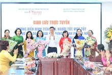Lãnh đạo thành phố Hà Nội và Chủ tịch Hội Liên hiệp Phụ nữ Hà Nội tặng hoa các gương phụ nữ tiêu biểu của Thủ đô. (Ảnh: NGỌC THỰC)