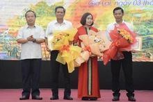 : Phó Bí thư Thường trực Tỉnh ủy Gia Lai Châu Ngọc Tuấn trao giải nhất cho các tập thể xuất sắc. (Ảnh: LAM NGUYÊN)