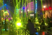 Khu vực giải trí của cơ sở Thiên Văn Cà Mau Gossip tại thời điểm kiểm tra vào rạng sáng 12/9, có khá đông người và phần đông trong số đó dương tính với chất ma túy. 