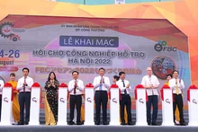 Các đại biểu cắt băng khai mạc hội chợ.