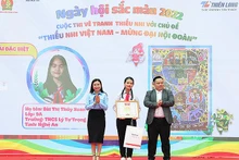 Bí thư Trung ương Đoàn Thanh niên Cộng sản Hồ Chí Minh, Chủ tịch Hội đồng Đội Trung ương Nguyễn Phạm Duy Trang (bên trái) và đại diện các đơn vị liên quan trao giải đặc biệt tặng thí sinh Bùi Thị Thúy Xoan.
