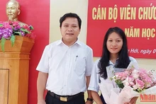 Được sự ủy quyền, thầy Phạm Hồng Việt, Hiệu trưởng Trường phổ thông Dân tộc nội trú tỉnh tặng quà của Bí thư Tỉnh ủy Quảng Bình cho em Cao Thị Hằng.