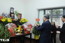 Tổng Bí thư Tô Lâm thắp hương tưởng niệm cố Tổng Bí thư Nguyễn Phú Trọng. (Ảnh: Thống Nhất/TTXVN)