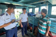 Cảnh sát biển làm việc với Thuyền trưởng Tàu TG 90297 TS.
