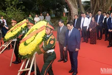Thủ tướng Phạm Minh Chính dâng hoa tưởng niệm đồng chí Huỳnh Tấn Phát.
