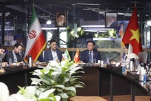 Chủ tịch Quốc hội Vương Đình Huệ và Phó Tổng thống thứ nhất Iran Mohammad Mokhber tại buổi làm việc với Trung tâm Công nghệ và Đổi mới sáng tạo Iran. (Ảnh: Doãn Tấn/TTXVN)