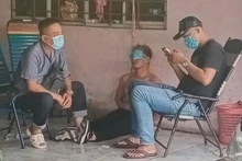 Đến trưa 18/7, đối tượng Nguyễn Huỳnh Quốc Toàn (giữa) vẫn còn biểu hiện “ngáo đá”.