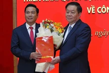 Đồng chí Nguyễn Trọng Nghĩa, Bí thư Trung ương Đảng, Trưởng Ban Tuyên giáo Trung ương trao Quyết định Tổng Biên tập Báo điện tử Đảng Cộng sản Việt Nam cho đồng chí Nguyễn Công Dũng. 