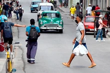 Người dân di chuyển trên đường phố tại La Habana, Cuba. (Ảnh: THX/TTXVN)