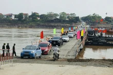 Rất đông người dân hào hứng khi cầu phao được thông suốt.