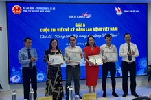 Ban tổ chức trao tặng các tác giả đạt giải A các loại hình báo chí. 