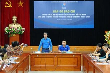 Bí thư Đoàn Khối các cơ quan Trung ương Bùi Hoàng Tùng (áo xanh, đang đứng) thông tin về Đại hội đại biểu Đoàn Thanh niên Cộng sản Hồ Chí Minh Khối các cơ quan Trung ương lần thứ IV. 