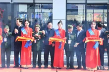 Thủ tướng Phạm Minh Chính và các đại biểu thực hiện nghi thức cắt băng khánh thành Cảng hàng không Điện Biên.