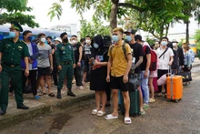 Các công dân Việt Nam được trao trả qua Cửa khẩu quốc tế Mộc Bài. (Ảnh: Thanh Tân/TTXVN)